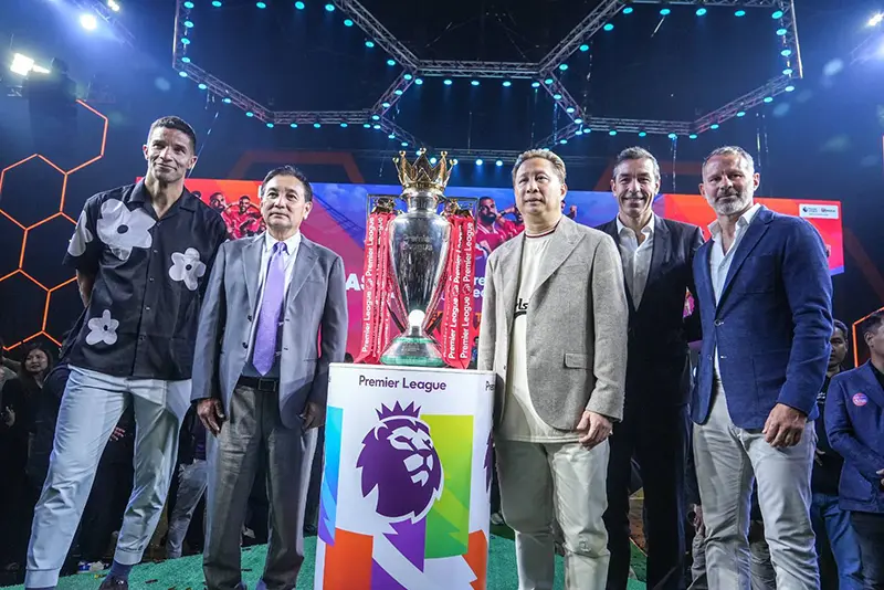 ผู้บริหาร JAS, MONO และ AIS  ร่วมถ่ายภาพกับ 3 ตำนานนักเตะระดับโลก เดวิด เจมส์, ไรอัน กิ๊กส์, รอแบร์ ปีแรส และ ถ้วยพรีเมียร์ลีก 