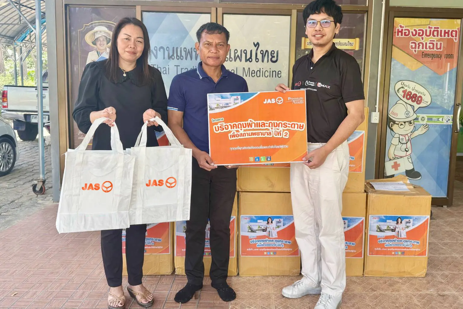 JAS-PA donate reusable bags for patients’ medication, creating added value for society