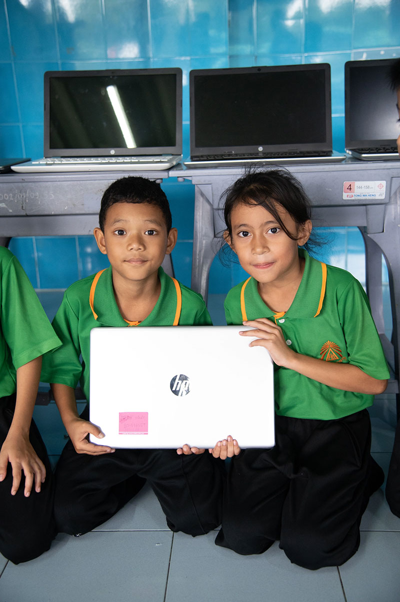  'Share Laptop, Share Happiness for Children' to Wat Salakul School