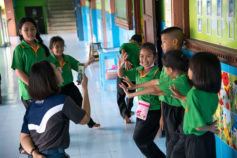  'Share Laptop, Share Happiness for Children' to Wat Salakul School