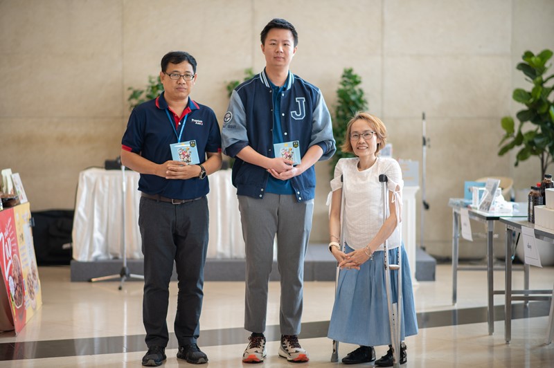 "JAS" donates plastic bottles to "Wat Chak Daeng" in "Trash for Good, Bottles for Monk's Robes"