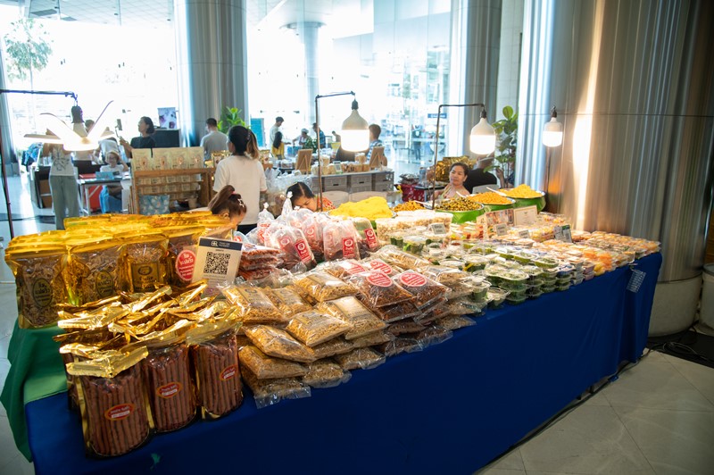 "JAS" donates plastic bottles to "Wat Chak Daeng" in "Trash for Good, Bottles for Monk's Robes"