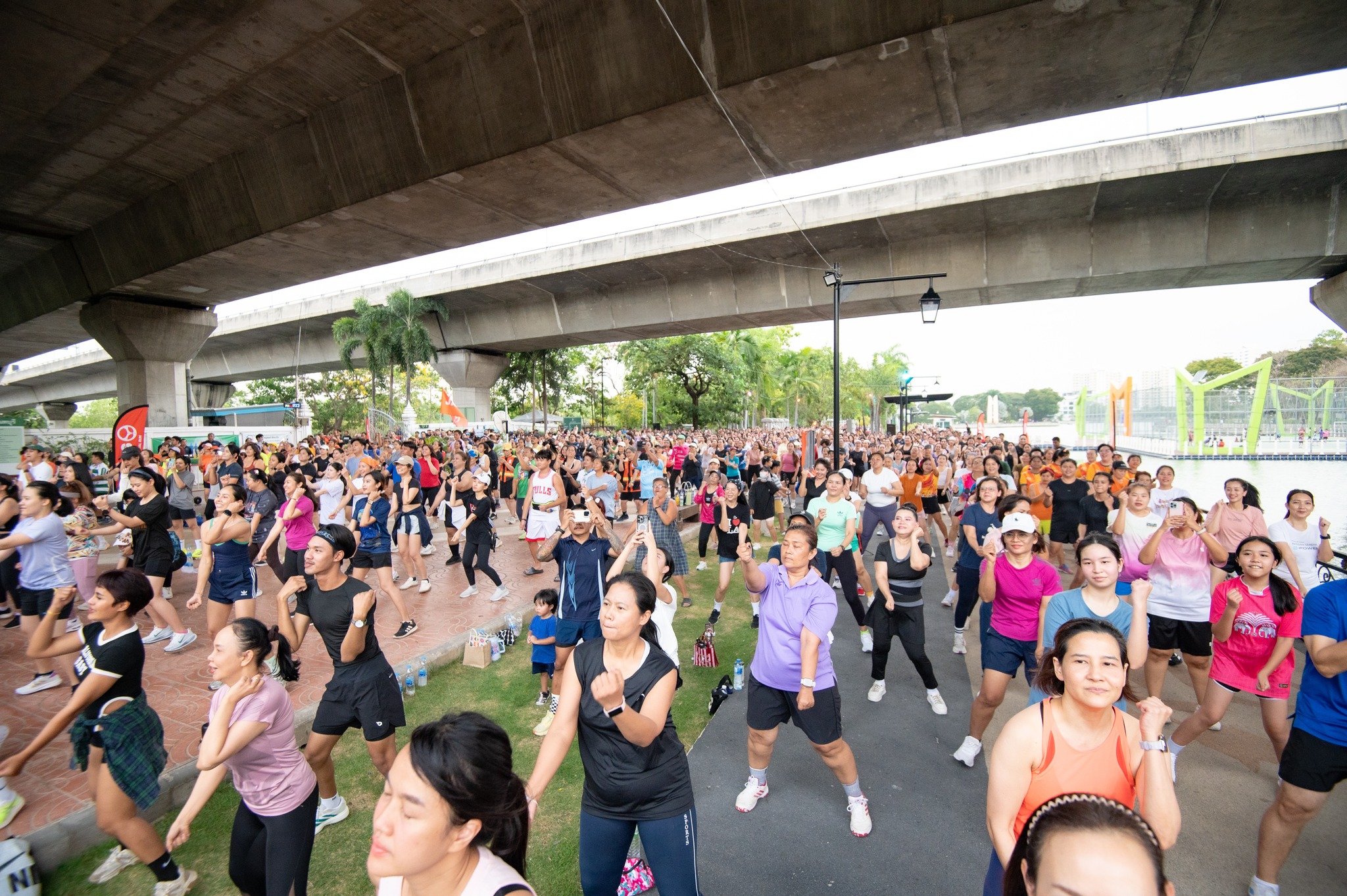 “JAS" ชวนคนรักสุขภาพเต้น ZUMBA เนรมิตรสวนสมเด็จฯ เป็นพื้นที่รวมพลังสายเต้นออกกำลังกาย