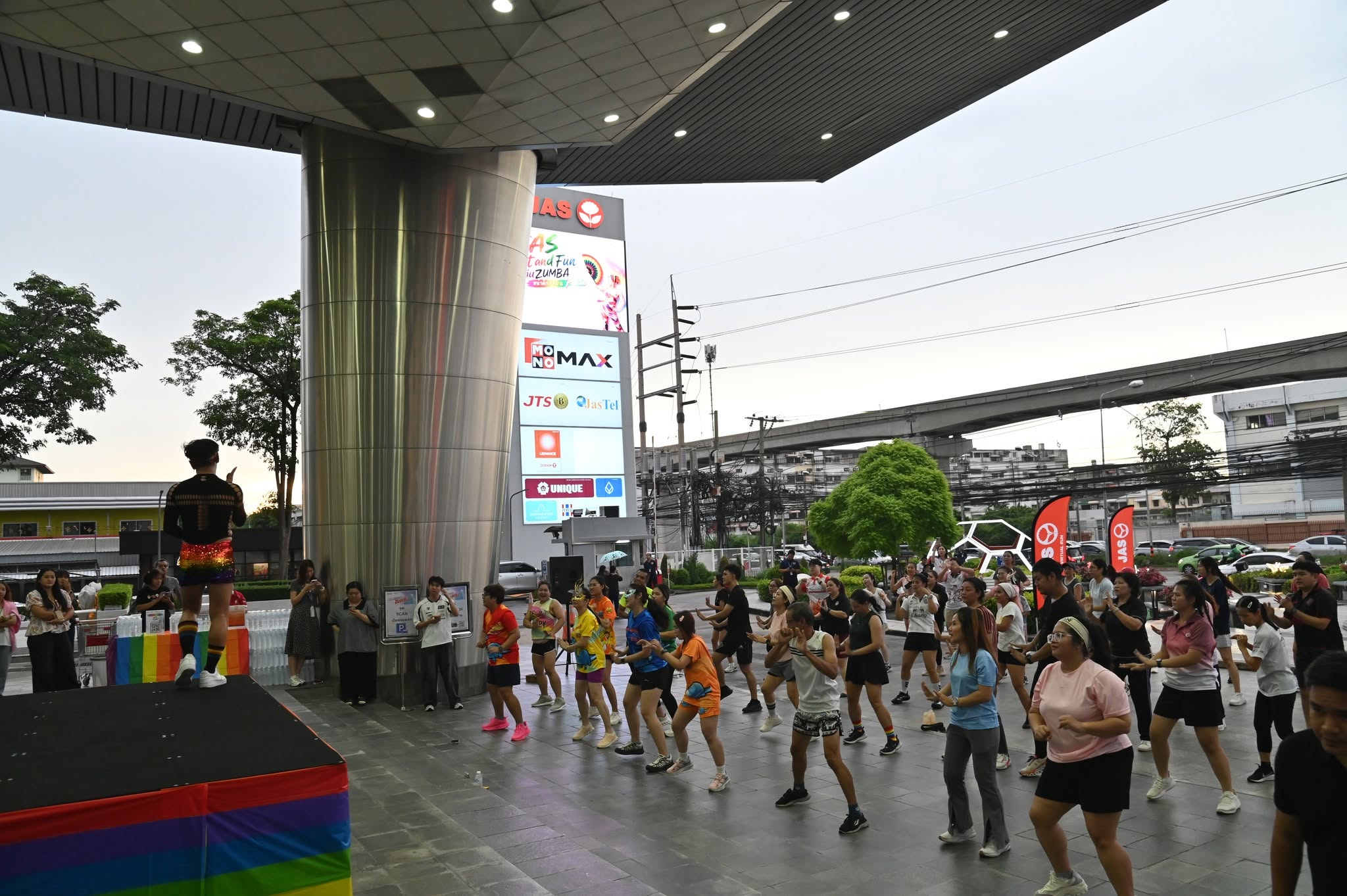 JAS Fit and Fun เต้น Zumba หน้าตึก