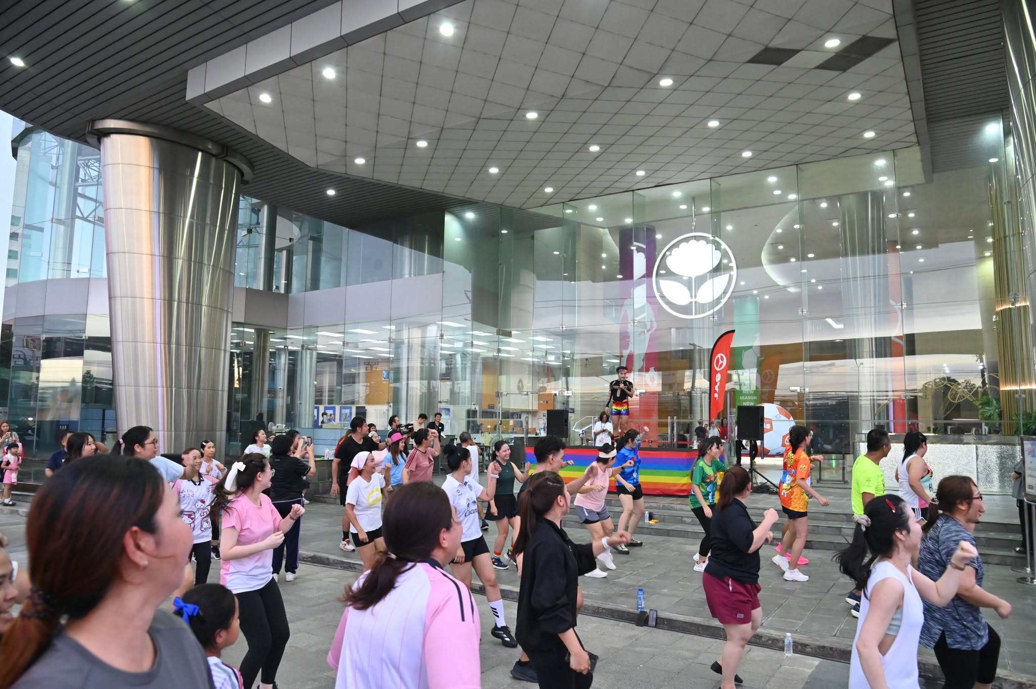 JAS Fit and Fun เต้น Zumba หน้าตึก
