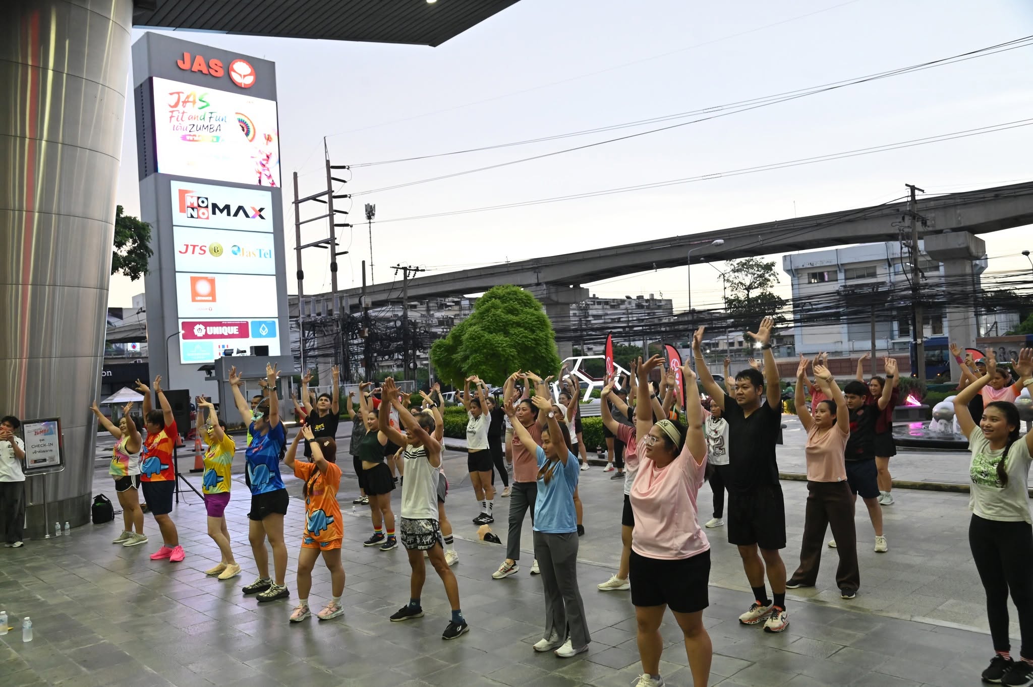 JAS Fit and Fun เต้น Zumba หน้าตึก